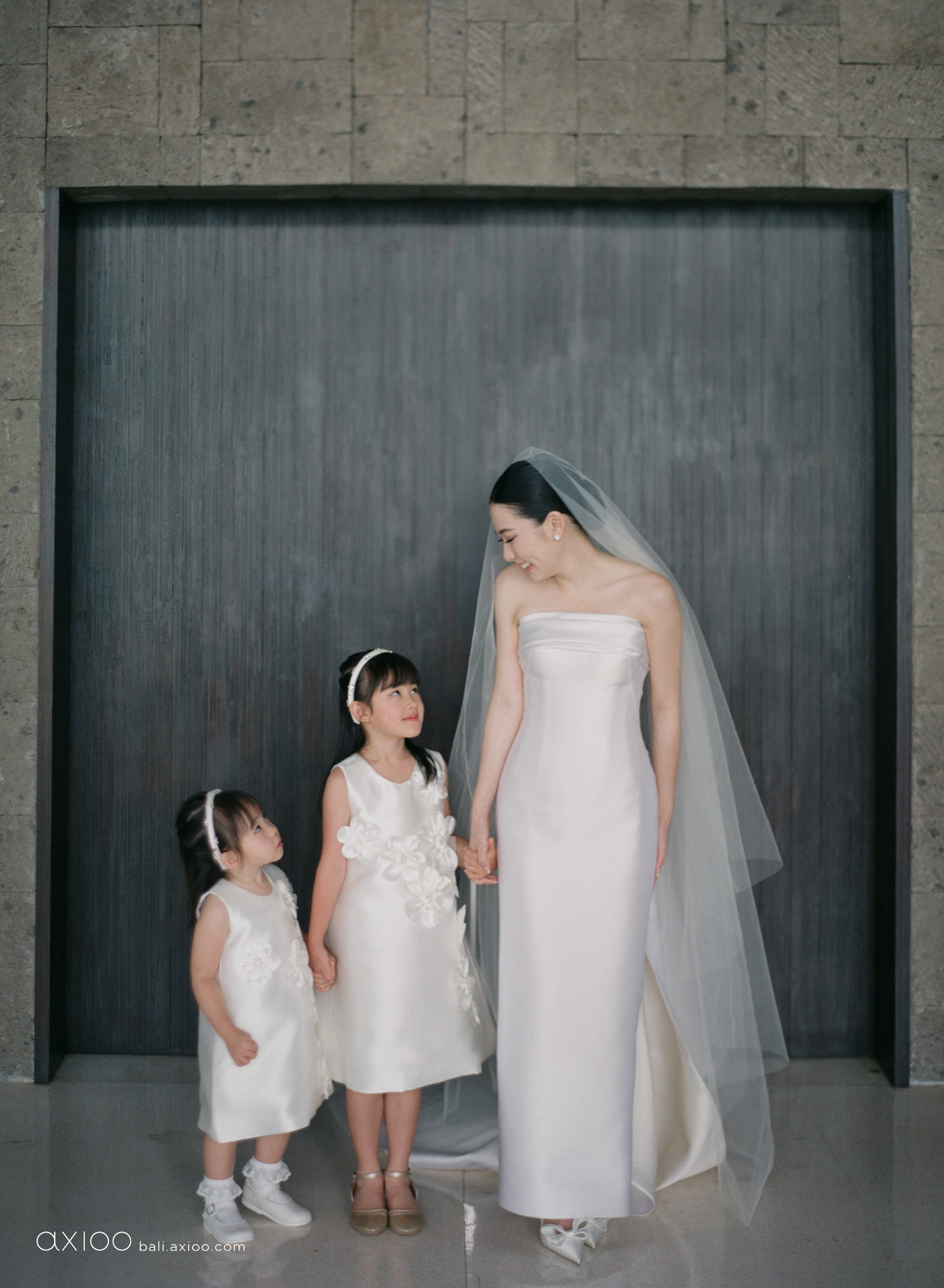 Axioo: Little Scene Stealers